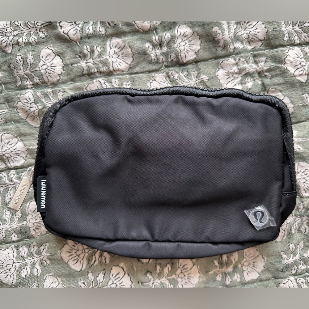 Lululemon Belt Bag Metal Hardware 🍋